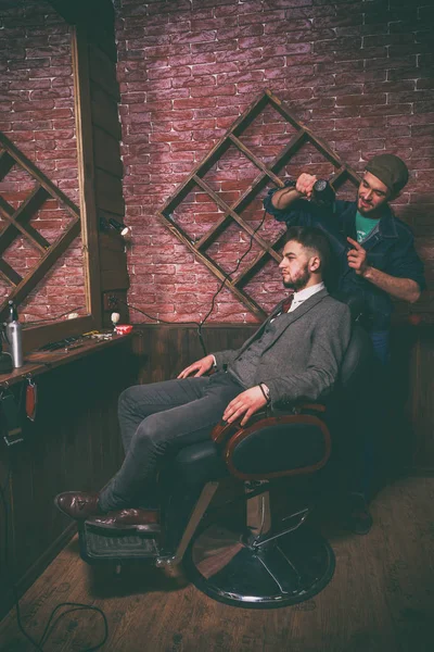 Shaving in the client Barbershop. Berber shaves client — Stock Photo, Image