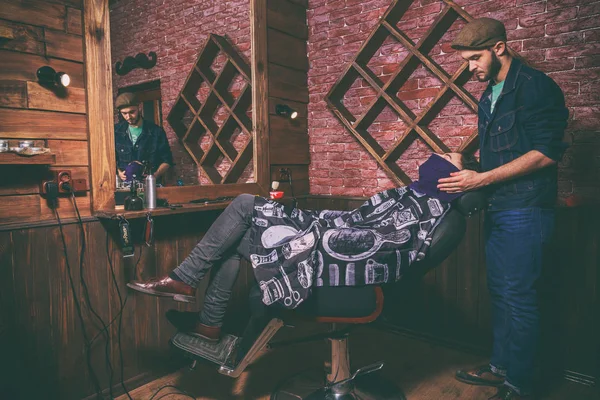 A barbear-se na barbearia cliente. Berber barba cliente — Fotografia de Stock