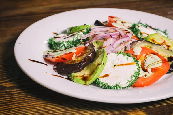 Deliziose insalate di verdure sul tavolo — Foto Stock