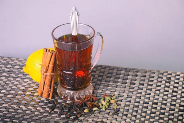 Te i arabisk stil på bordet — Stockfoto