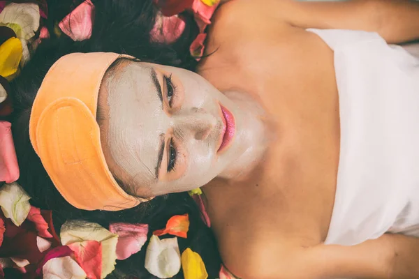 Mujer toma un procedimiento de cosmetología —  Fotos de Stock