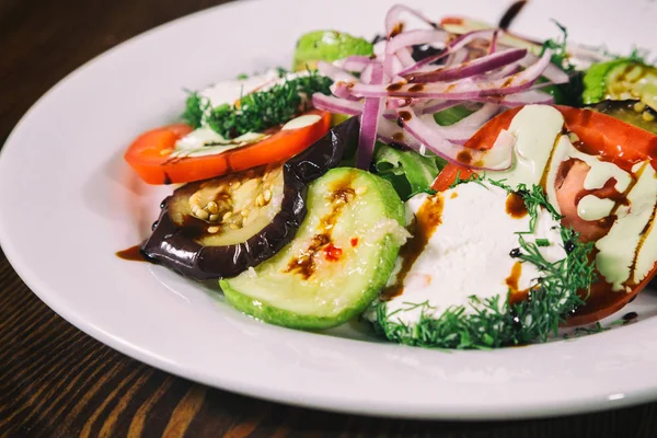 Deliciosas ensaladas de verduras en la mesa —  Fotos de Stock