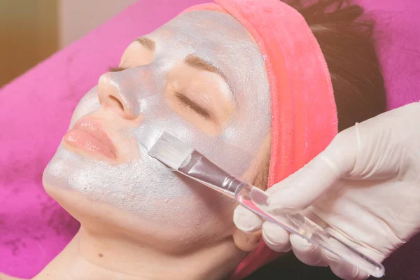 Mulher faz um procedimento de cosmetologia — Fotografia de Stock