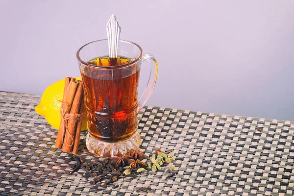 Té en estilo árabe sobre la mesa — Foto de Stock