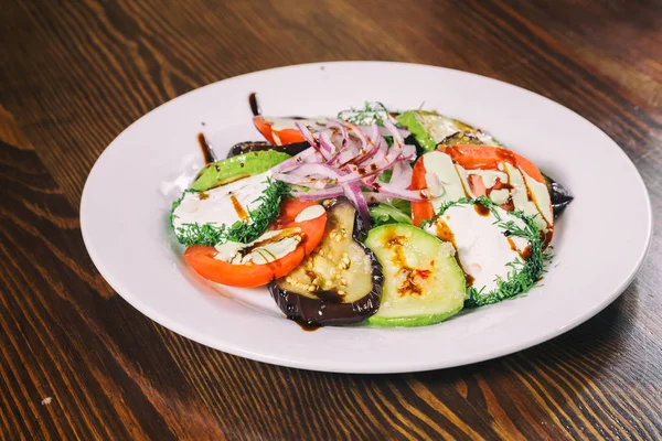 Deliziose insalate di verdure. Cibo saporito . — Foto Stock