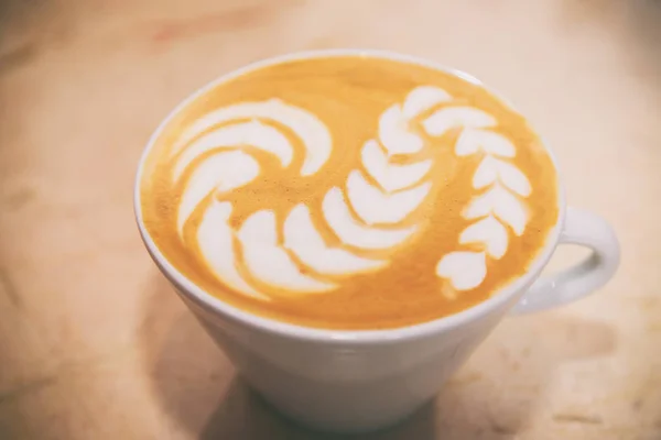 Cappuccino maken is een heerlijk drankje. — Stockfoto