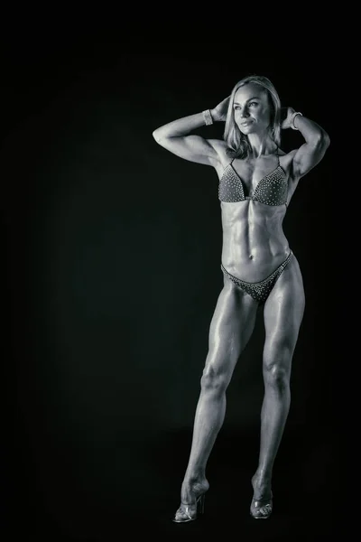 Athletic girl on a dark background. — Stock Photo, Image
