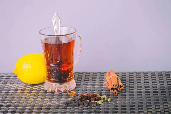 Te i arabisk stil på bordet — Stockfoto