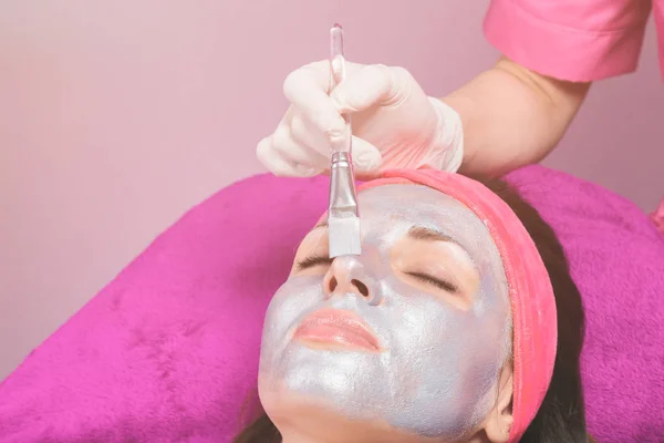 Vrouw neemt een cosmetologie-procedure — Stockfoto