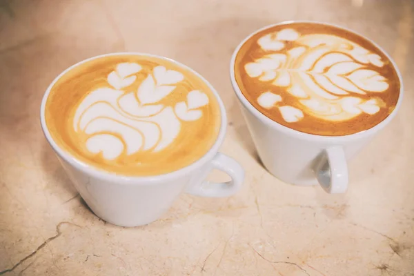 Cappuccino maken is een heerlijk drankje. — Stockfoto