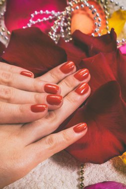 Güzel kadın manikür Spa'da.