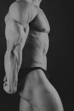 Çok güçlü bir adam salonda yapmaktadır