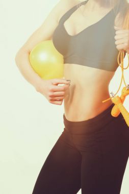 Hafif bir arka plan üzerinde poz fitness kız