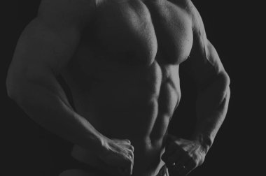 Çok güçlü bir adam salonda yapmaktadır