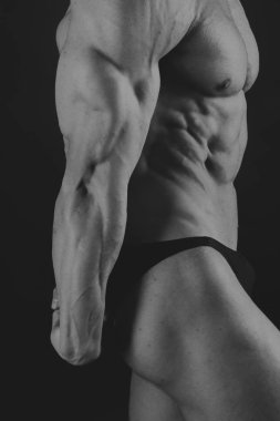 Çok güçlü bir adam salonda yapmaktadır