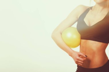 Hafif bir arka plan üzerinde poz fitness kız