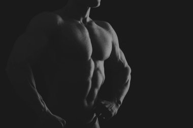 Çok güçlü bir adam salonda yapmaktadır