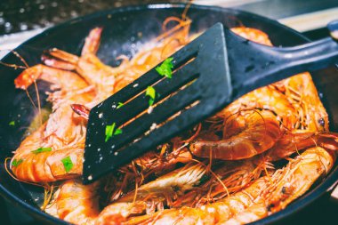 Büyük kaplan karides yemek,