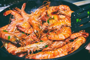 Büyük kaplan karides yemek,