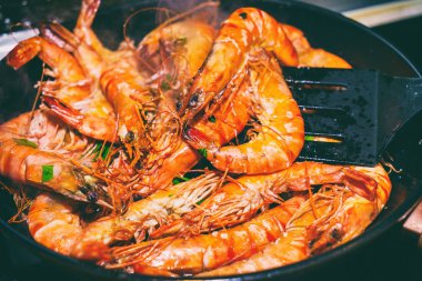 Büyük kaplan karides yemek,