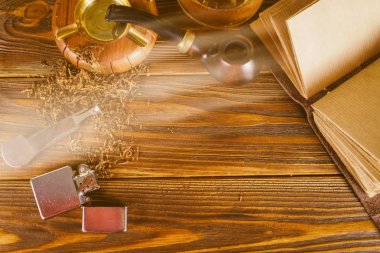 Sigara boru ve masanın üstünde defter