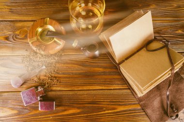 Sigara boru ve masanın üstünde defter