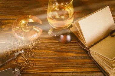 Sigara boru ve masanın üstünde defter