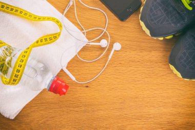 Dambıl ve eldiven ahşap arka plan üzerinde.