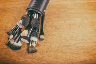 Masanın üzerine makyaj araçları