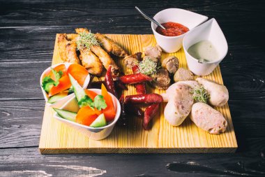 Bir tepside çeşitli ızgara et