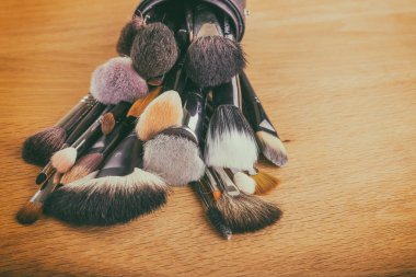Masanın üzerine makyaj araçları