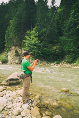 Alabalık balıkçılık bir dağ nehir üzerinde. Spor balıkçılık.