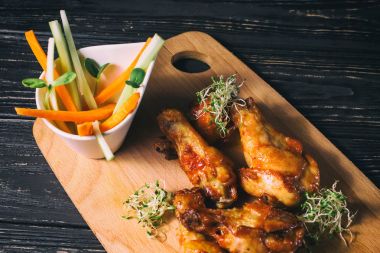 Bir tepside çeşitli ızgara et