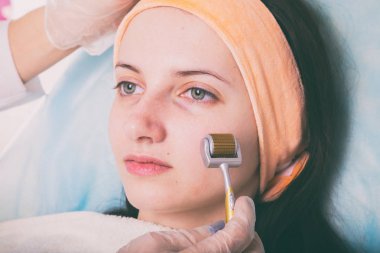 Kozmetik enjeksiyon spa salonda. Güzellik uzmanı hastanın yüz içine enjeksiyon yapar.