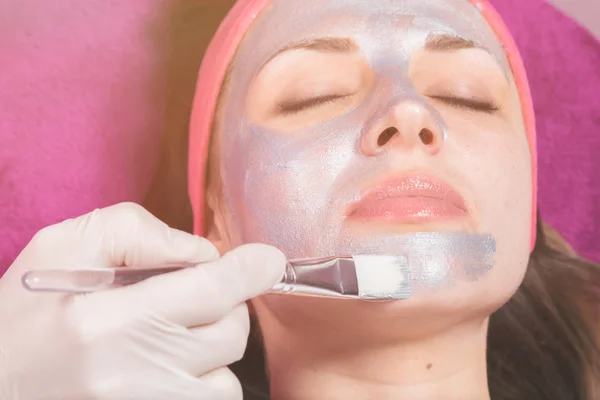 Mujer toma un procedimiento de cosmetología —  Fotos de Stock