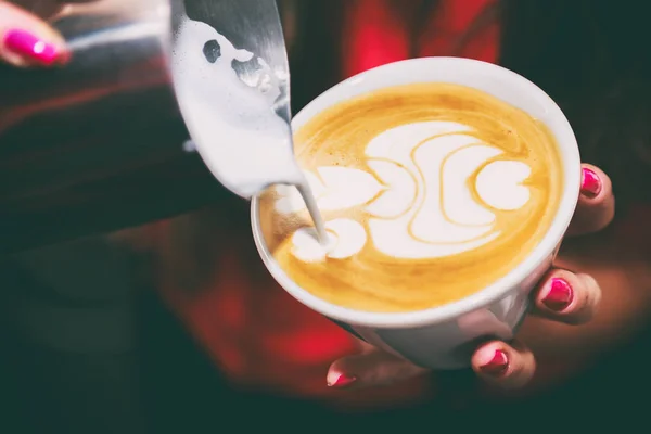 Cappuccino maken zijn een heerlijk drankje. — Stockfoto
