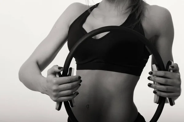 Dziewczynka fitness pozowanie na jasnym tle — Zdjęcie stockowe