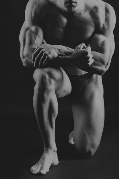 Un hombre muy fuerte se dedica al gimnasio —  Fotos de Stock