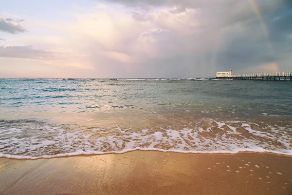 Hermosa orilla del mar, la belleza de la naturaleza . — Foto de Stock