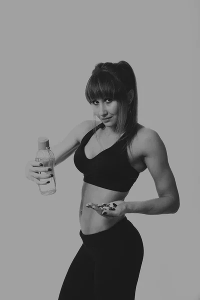 Fitness meisje poseren op een lichte achtergrond — Stockfoto
