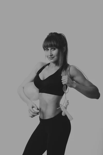 Fitness-Mädchen posiert auf hellem Hintergrund — Stockfoto