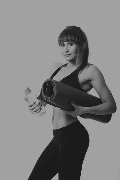 Fitness ragazza in posa su uno sfondo leggero — Foto Stock