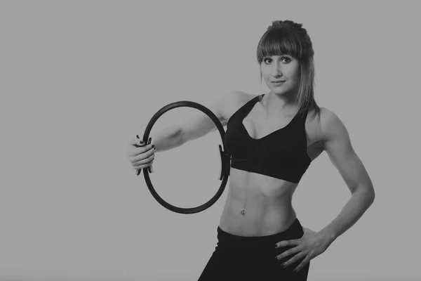 Chica de fitness posando sobre un fondo claro — Foto de Stock