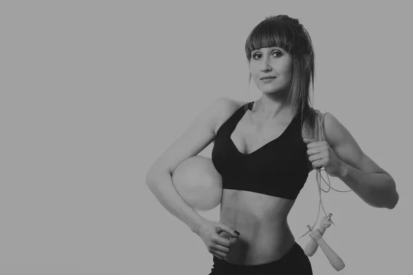 Fitness-Mädchen posiert auf hellem Hintergrund — Stockfoto