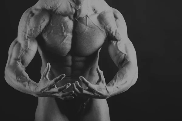 En mycket stark man är engagerad i gymmet — Stockfoto