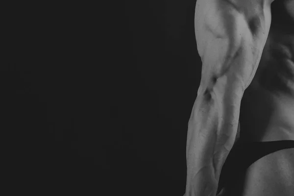 Un uomo molto forte è impegnato in palestra — Foto Stock