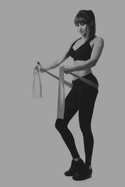 Fitness menina posando em um fundo leve — Fotografia de Stock