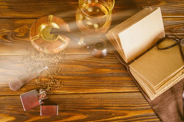 Sigara boru ve masanın üstünde defter
