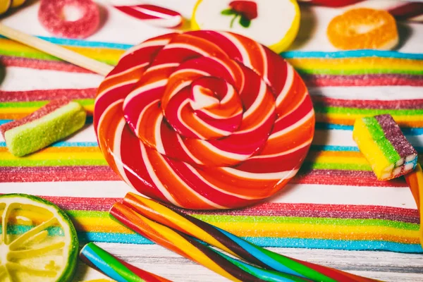 Masanın üzerine lezzetli jelatinimsi şekerler.