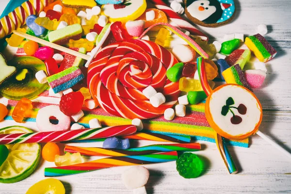 Masanın üzerine lezzetli jelatinimsi şekerler.